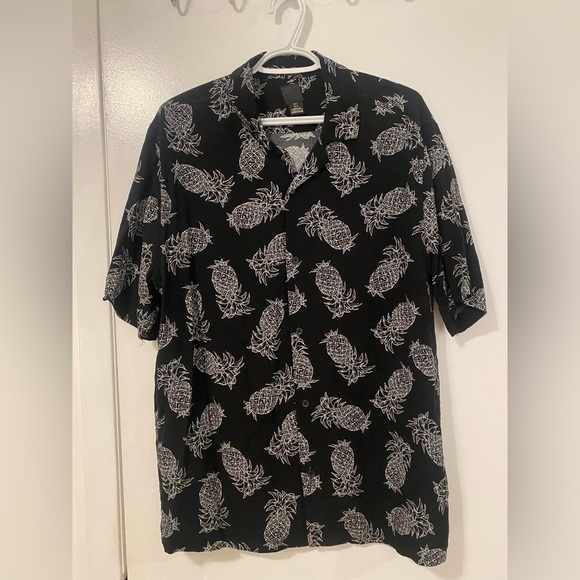 H&M Men’s Black and White Pineapple Button Up Shirt

-Large
-Regular Fit - Picture 3 of 4